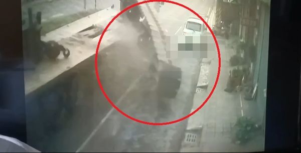 10噸履帶凌空砸「轎車變鐵餅」車主一旁吃麵嚇傻:剛下車5分鐘