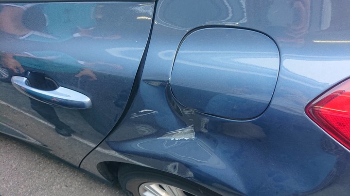 [求救] 請問汽車後葉子板被撞一個大凹洞，是否只能切接修復？