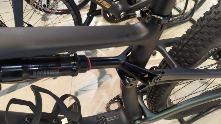 新車到了，specialized epic 2022年款