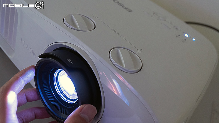 這次忍不住了，入手EPSON 4K PRO-UHD家庭劇院投影機簡易開箱！