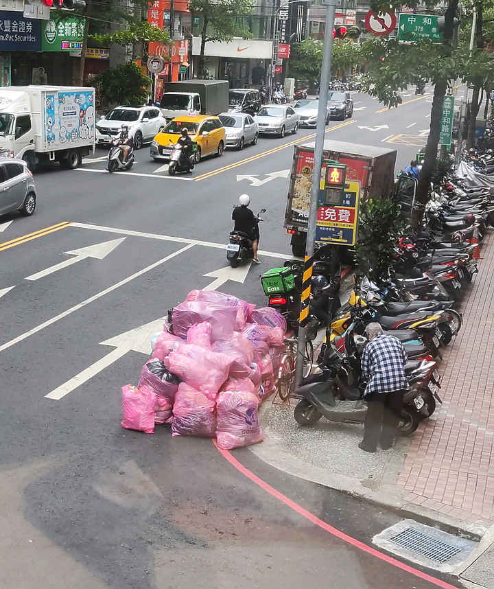 社區垃圾堆路口很沒公德心