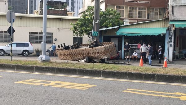 10噸履帶凌空砸「轎車變鐵餅」車主一旁吃麵嚇傻:剛下車5分鐘