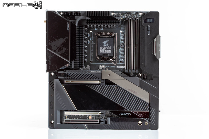 Gigabyte Z690 AORUS XTREME 主機板外觀開箱 以全覆蓋裝甲創造頂級性能美感