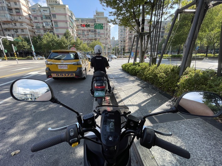 電動車初體驗，emoving EZ1試騎