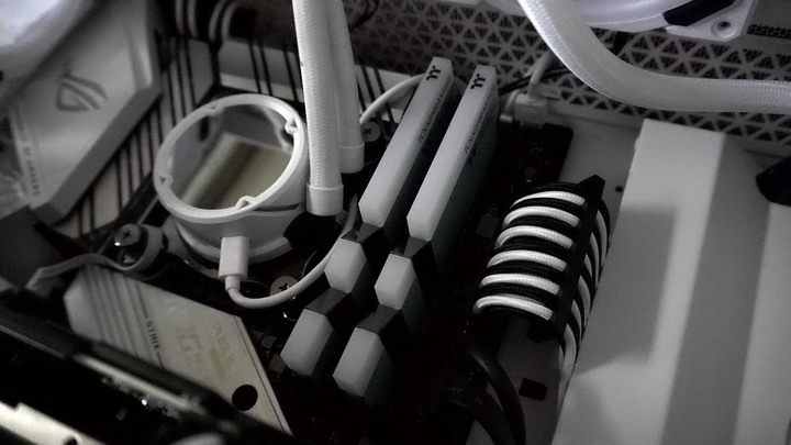 【學習XMP】小白初玩XMP系統~~ TT TOUGHRAM RGB 8G*2 DDR4-3600MHz試玩