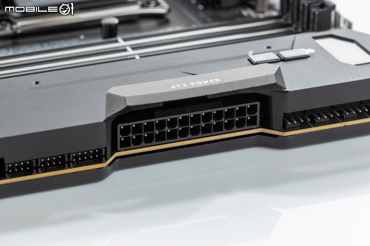 Gigabyte Z690 AORUS XTREME 主機板外觀開箱 以全覆蓋裝甲創造頂級性能美感
