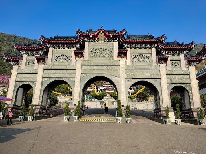 埔里寶湖宮天地堂地母廟介紹 - 為全台地母至尊總廟,以鋪滿青瓦的北方宮廷式廟宇建築而聞名全台