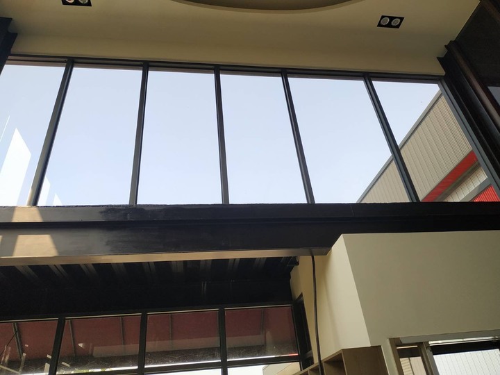 落地窗+有質感的捲簾，瞬間讓開放式會議室提升一個檔次，同事都超愛!!!