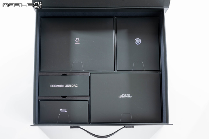 Gigabyte Z690 AORUS XTREME 主機板外觀開箱 以全覆蓋裝甲創造頂級性能美感
