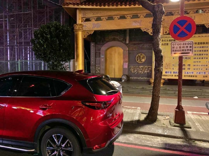忠孝東路整排違停!他納悶「台男都這樣嗎」網噴:警察又不抓