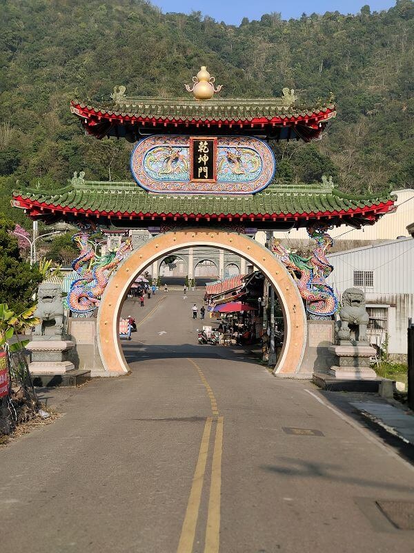 埔里寶湖宮天地堂地母廟介紹 - 為全台地母至尊總廟,以鋪滿青瓦的北方宮廷式廟宇建築而聞名全台