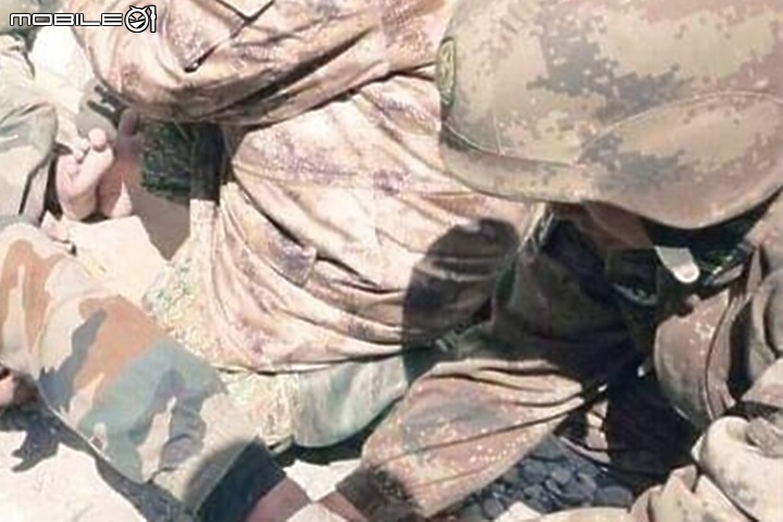 多圖慎入，共軍俘虜大批印軍照流出交還繳獲步槍[圖]