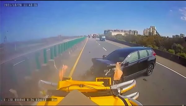 國道恍神直撞工程車！高價維修單曝光一個部位就賠126萬