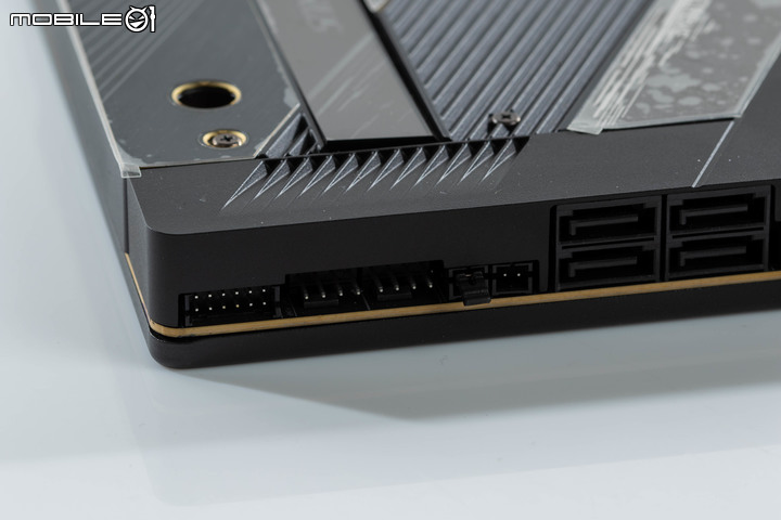 Gigabyte Z690 AORUS XTREME 主機板外觀開箱 以全覆蓋裝甲創造頂級性能美感