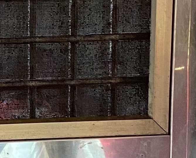 請問有人知道這門的紗網要如何更換嗎?