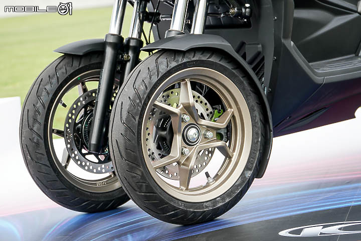 【採訪】導入 TCS 還配電動風鏡！KYMCO 超級跑旅 AK550 大改款 AK550 ST 正式發表！三輪重機 CV3 同場展出！