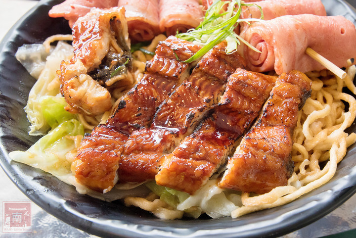 【臺南美食】浮誇爆料意麵再升級|意麵擺上黃金蒲燒鰻魚和培根串|臺南獨家美食別的地方吃不到~~金三益健康茶飲