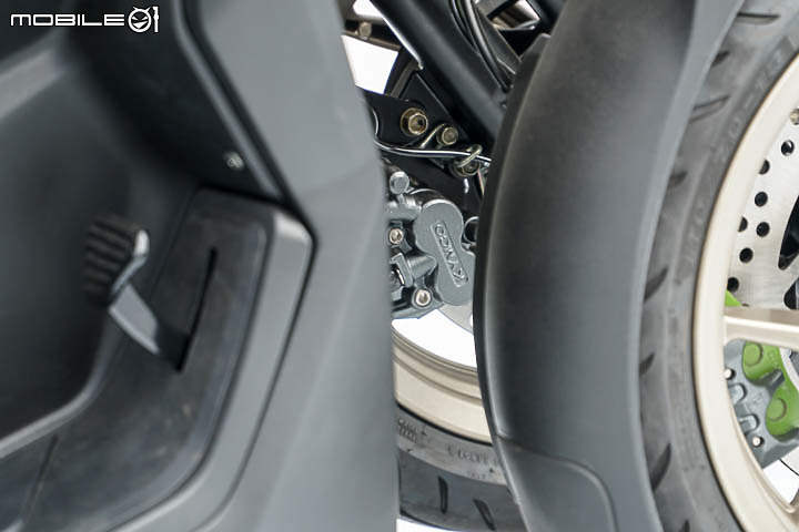 【採訪】導入 TCS 還配電動風鏡！KYMCO 超級跑旅 AK550 大改款 AK550 ST 正式發表！三輪重機 CV3 同場展出！