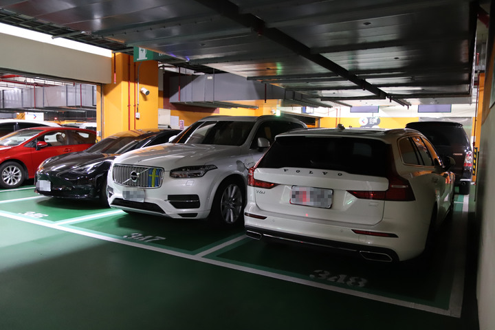 純電Model 3 vs PHEV V60 T8體驗心得（文長圖多）