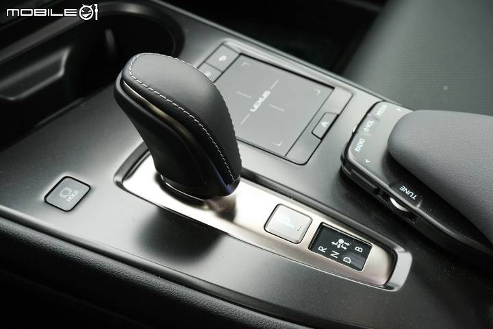 Lexus UX300e 試駕|更親民、高質感的豪華純電小休旅!