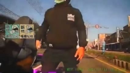 不爽被超!男持短球棒攔騎士吼「屌什麼東西」網酸:果然是國球