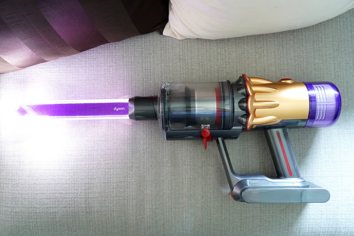 [開箱] Dyson V12 Detect™ Slim Absolute Extra | 雷射 輕量 無線吸塵器 V6升級V12是有理由還是無理由？