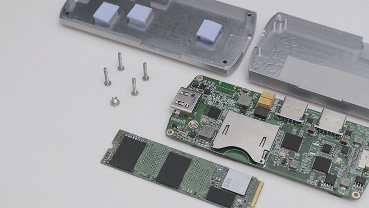 你覺得他是 SSD 還是 Hub？或是兩個都是？TEKQ 583 URUS 開箱你覺得他是 SSD 還是 Hub？或是兩個都是？TEKQ 583 URUS 開箱