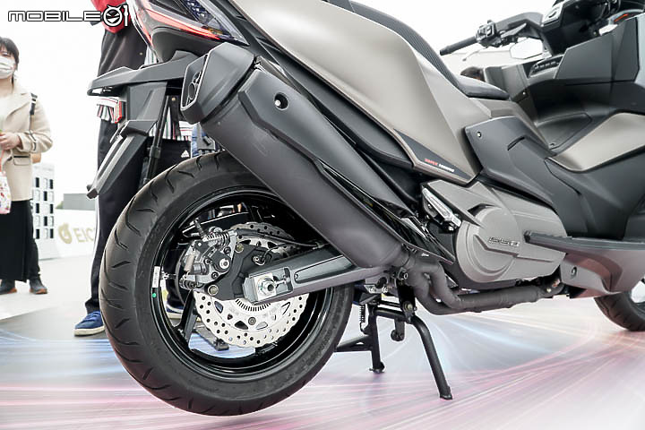 【採訪】導入 TCS 還配電動風鏡！KYMCO 超級跑旅 AK550 大改款 AK550 ST 正式發表！三輪重機 CV3 同場展出！