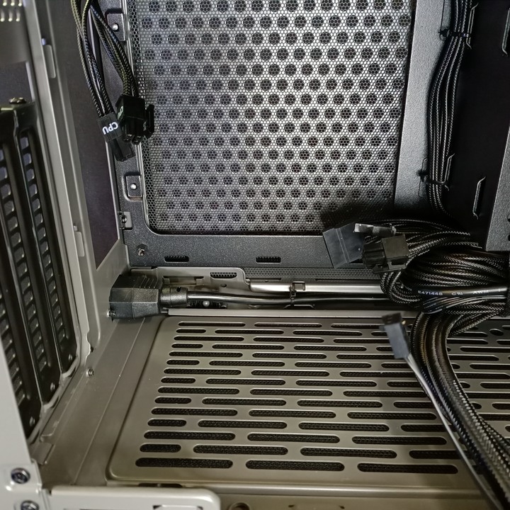 武裝就緒的小型機甲 Cooler Master NR200P MAX itx半套機殼開箱