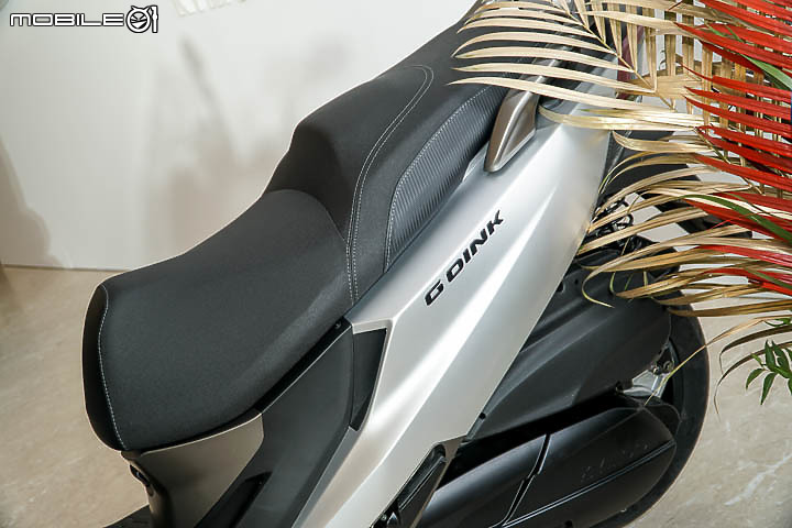 【採訪】導入 TCS 還配電動風鏡！KYMCO 超級跑旅 AK550 大改款 AK550 ST 正式發表！三輪重機 CV3 同場展出！