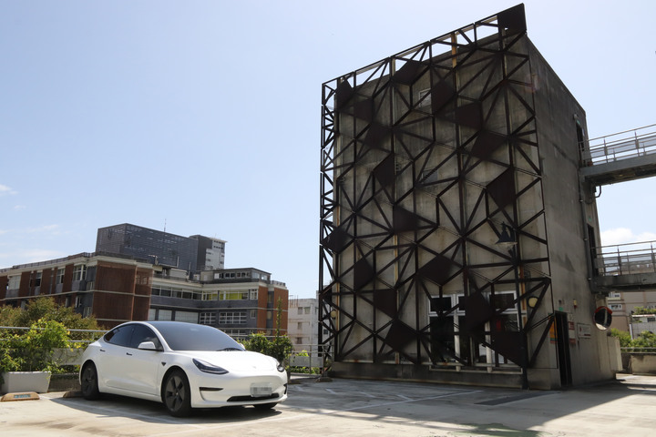 純電Model 3 vs PHEV V60 T8體驗心得（文長圖多）