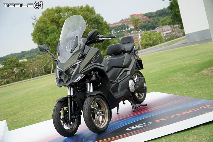 【採訪】導入 TCS 還配電動風鏡！KYMCO 超級跑旅 AK550 大改款 AK550 ST 正式發表！三輪重機 CV3 同場展出！