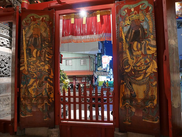 旗津天后宮｜高雄港旗鼓渡輪 — 打狗第一座媽祖廟，348歲重啟廟門，外掛旗鼓渡輪暮色