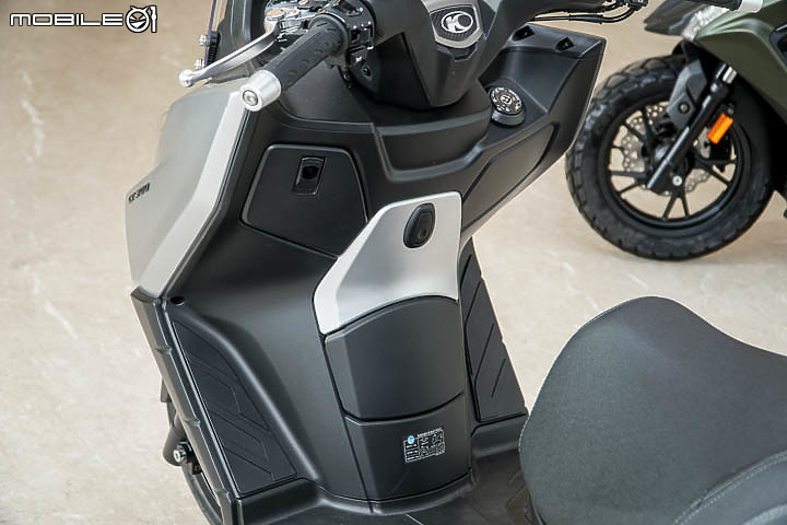 【採訪】導入 TCS 還配電動風鏡！KYMCO 超級跑旅 AK550 大改款 AK550 ST 正式發表！三輪重機 CV3 同場展出！