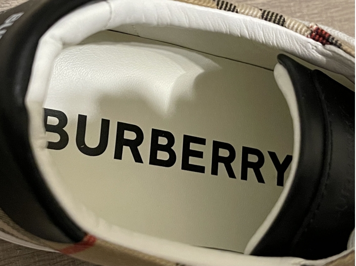 「開箱」Burberry 經典格紋低筒休閒鞋