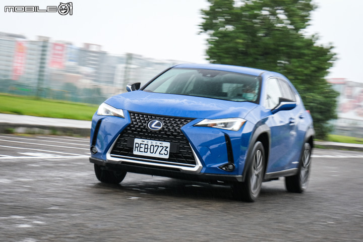 Lexus UX300e 試駕|更親民、高質感的豪華純電小休旅!