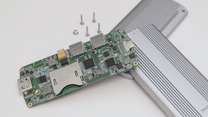 你覺得他是 SSD 還是 Hub？或是兩個都是？TEKQ 583 URUS 開箱你覺得他是 SSD 還是 Hub？或是兩個都是？TEKQ 583 URUS 開箱