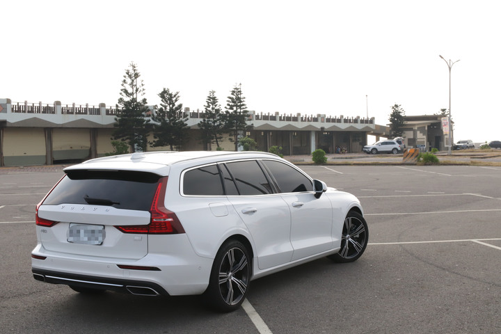 純電Model 3 vs PHEV V60 T8體驗心得（文長圖多）