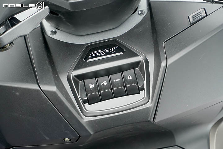 【採訪】導入 TCS 還配電動風鏡！KYMCO 超級跑旅 AK550 大改款 AK550 ST 正式發表！三輪重機 CV3 同場展出！