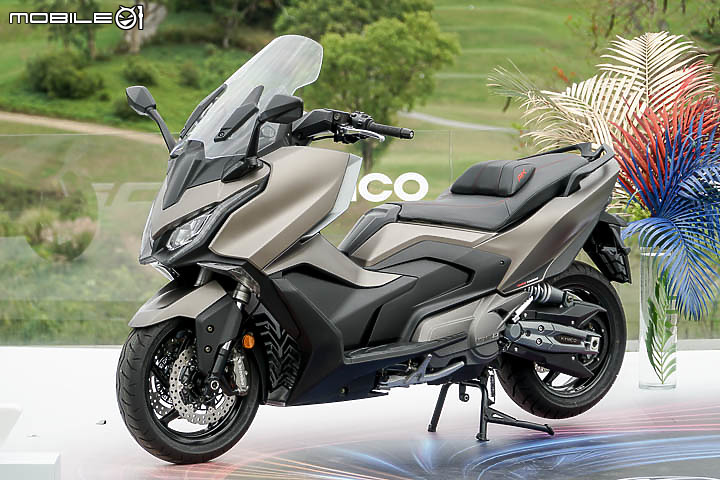 【採訪】導入 TCS 還配電動風鏡！KYMCO 超級跑旅 AK550 大改款 AK550 ST 正式發表！三輪重機 CV3 同場展出！