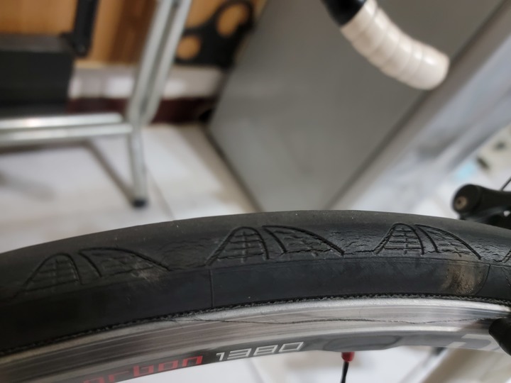 請問公路車外胎這樣還可以騎嗎？