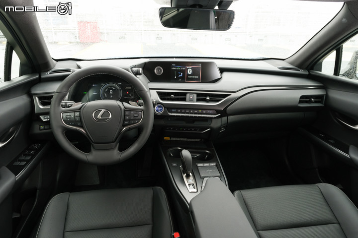 Lexus UX300e 試駕|更親民、高質感的豪華純電小休旅!