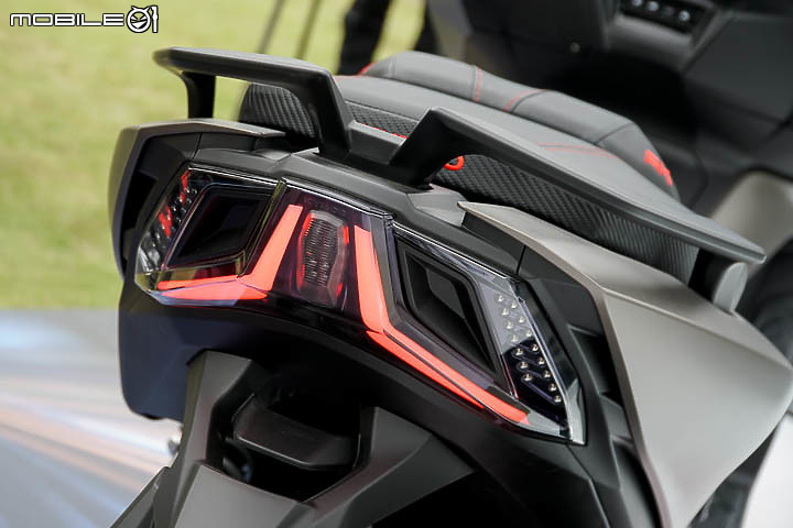 【採訪】導入 TCS 還配電動風鏡！KYMCO 超級跑旅 AK550 大改款 AK550 ST 正式發表！三輪重機 CV3 同場展出！