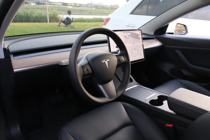 純電Model 3 vs PHEV V60 T8體驗心得（文長圖多）