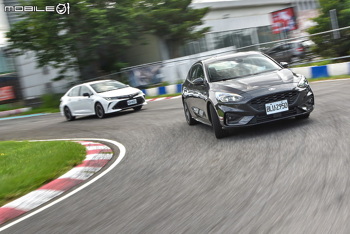 心靈馬力的對決!Ford Focus 四門ST-Line Lommel X VS. Toyota Corolla Altis Hybrid GR Sport!
