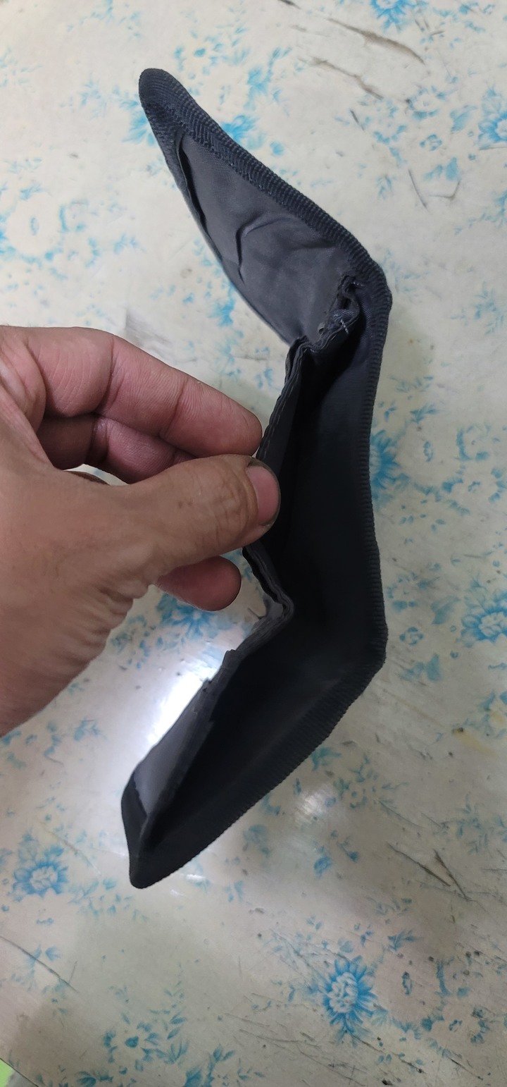 請問目前有3折錢包款式的內部零錢包是在中間的嗎?