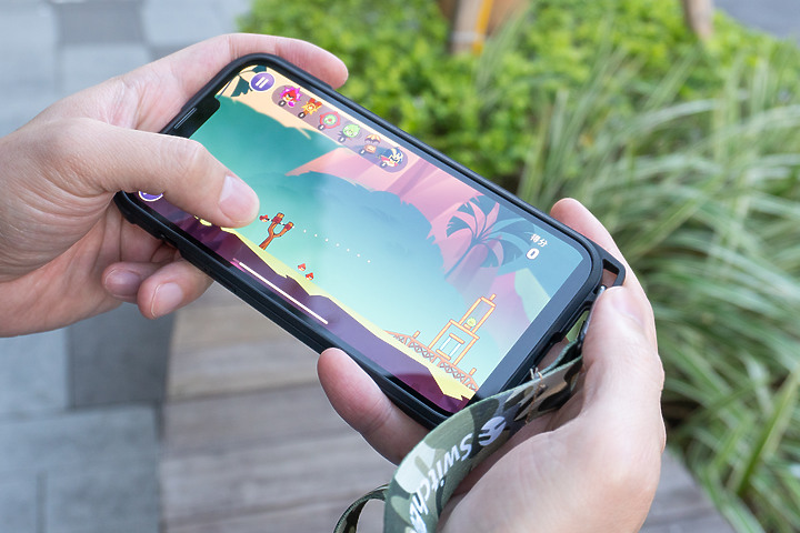 SwitchEasy魚骨牌推出iPhone 13 Odyssey保護殼+掛繩 外出單手輕鬆拿、輕鬆用iPhone