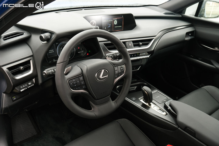 Lexus UX300e 試駕|更親民、高質感的豪華純電小休旅!