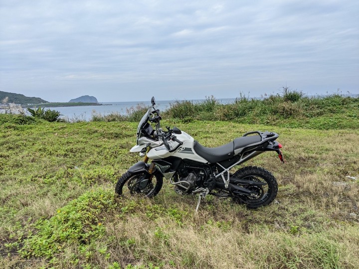 Tiger 900+深澳火成岩沙灘秘境+陰陽海+沒開的水湳洞