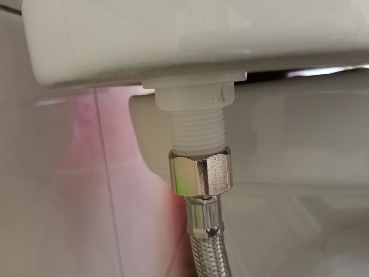 請問馬桶水箱這樣安裝ok嗎?